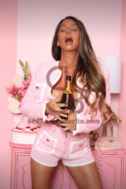 Greek MILF Escort in Berlin